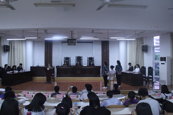 法管学院风采照二——金剑之光暨风采政管文化节之模拟法庭大赛.JPG