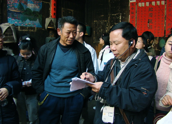 请村民口述当地历史。