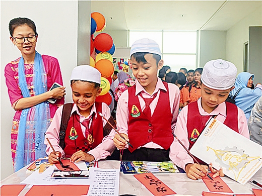 图为当地小学生认真练习中国书法