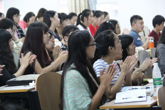 学生深刻共鸣，给予热烈掌声