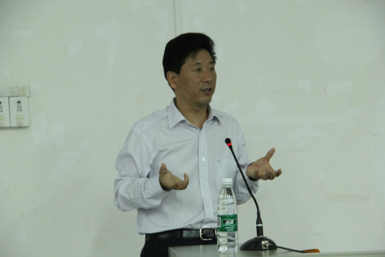 靳玉乐教授讲座中
