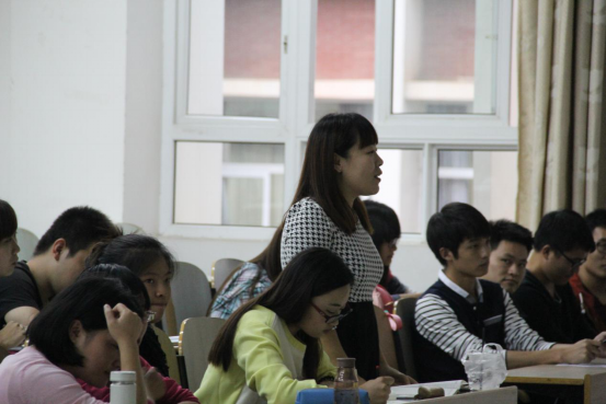 交流互动，学生积极提问