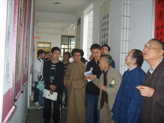 嘉宾们在点评半塘社成员的书法展。