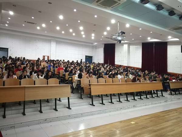 同学们在认真做笔记.jpg