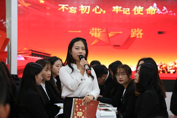青马班学员蓝珊进行小组汇报.jpg