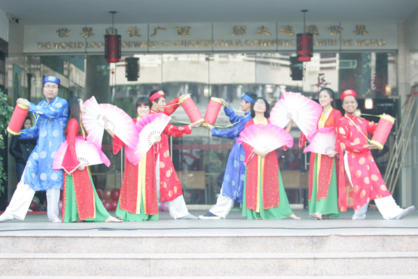 越南留学生在开幕式上的舞蹈表演
