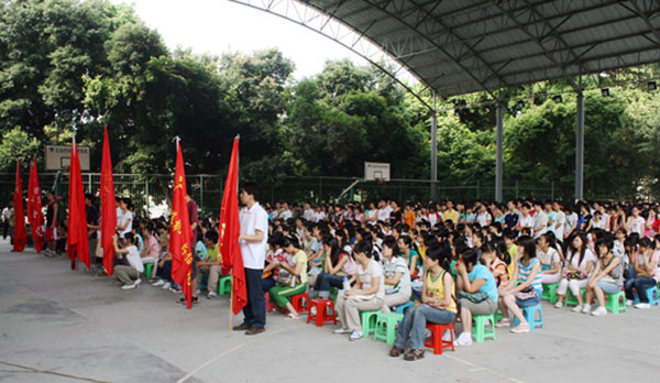 1000多名师生参加了开幕式。