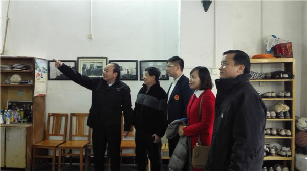 访问参观育才校区举重训练馆