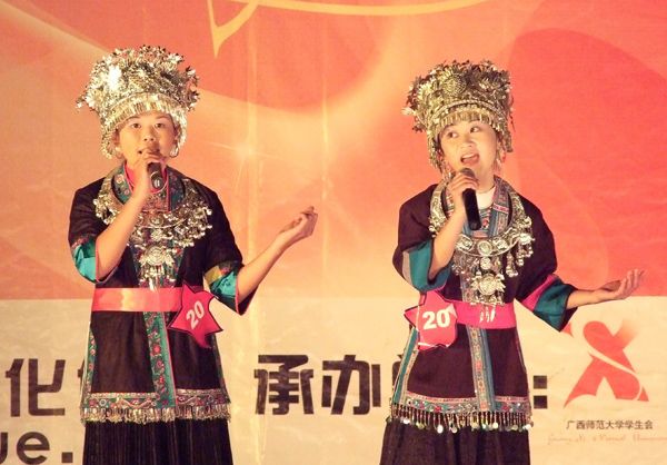物电学院的龙玉霞、李云美两朵侗族姊妹花的原生态歌曲《高山井水》。