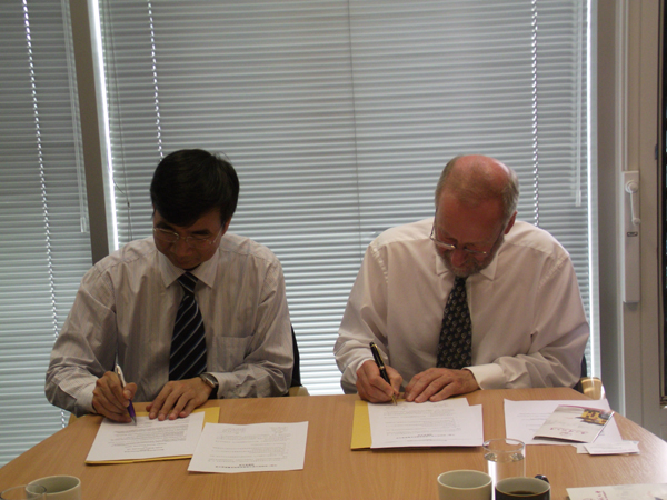 我校与英国安格利亚鲁金斯大学建立校际交流合作关系,图为两校校长签署协议