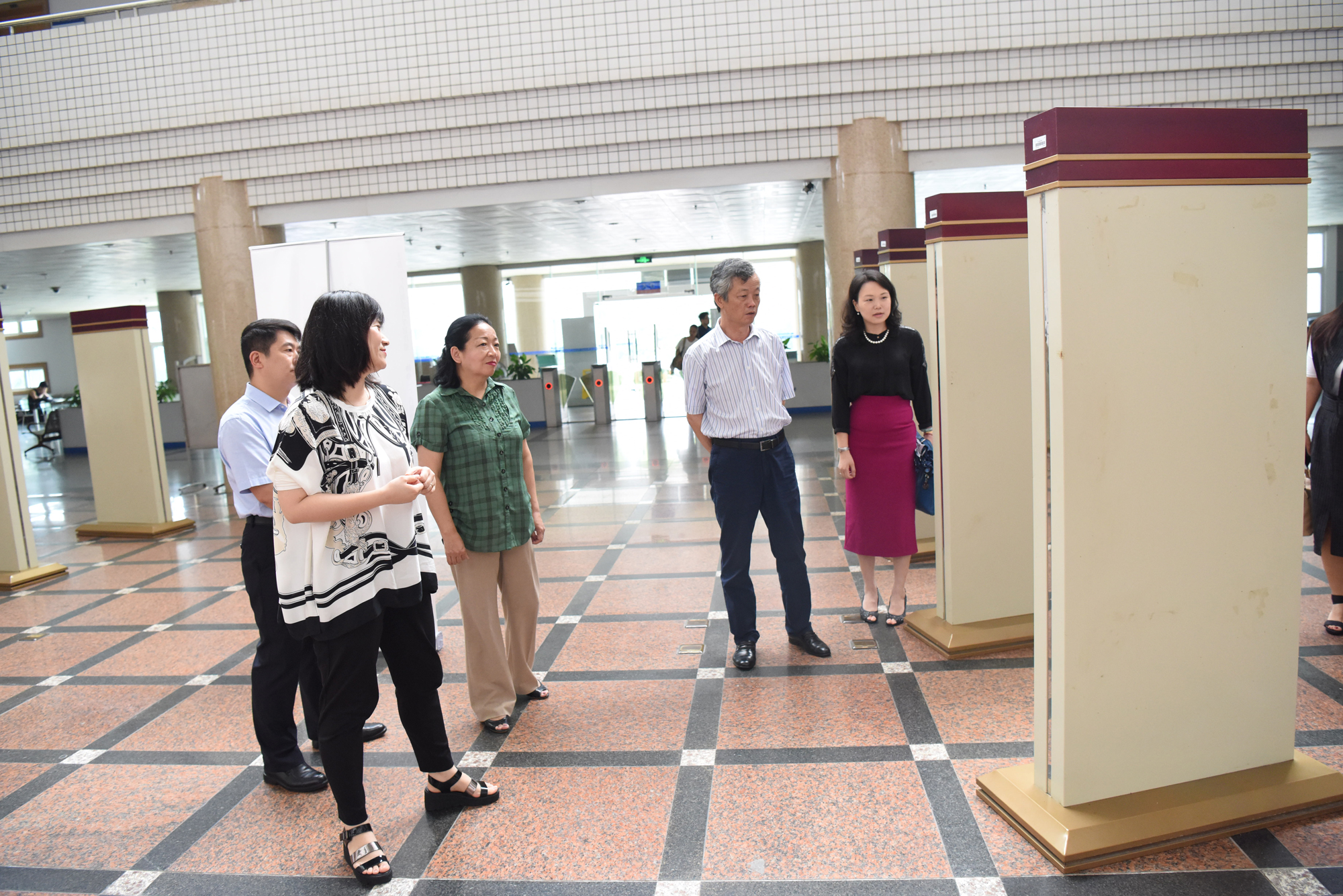 自治区党委组织部副部长卢仲云参观我校做的社会主义核心价值观作品展1.jpg