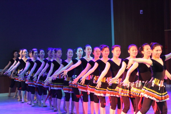 音乐学院表演的群舞《铃哟灵》