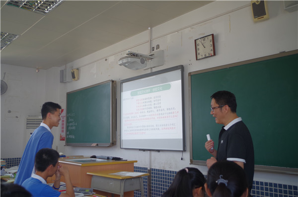 观摩深圳宝安中学孔令启老师执教的高中政治课.jpg