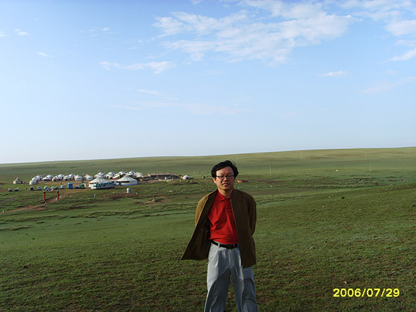 陈孟林教授在草原