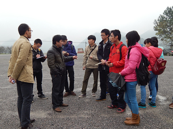 同学们采访村支书