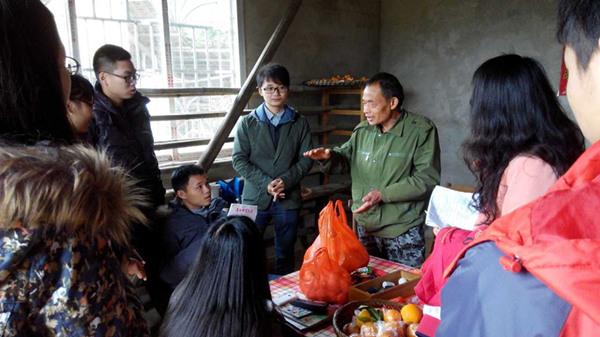 同学们认真与村民交流