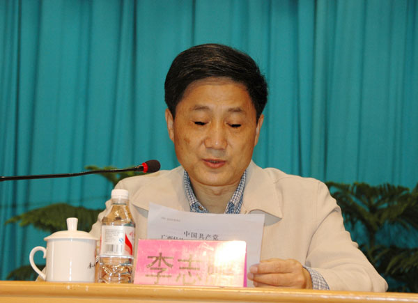 自治区党委组织部副部长李志鹏宣布了自治区党委关于陈大克同志调任新职务的决定