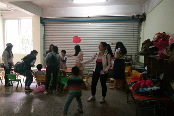 志愿者组织孩子玩游戏