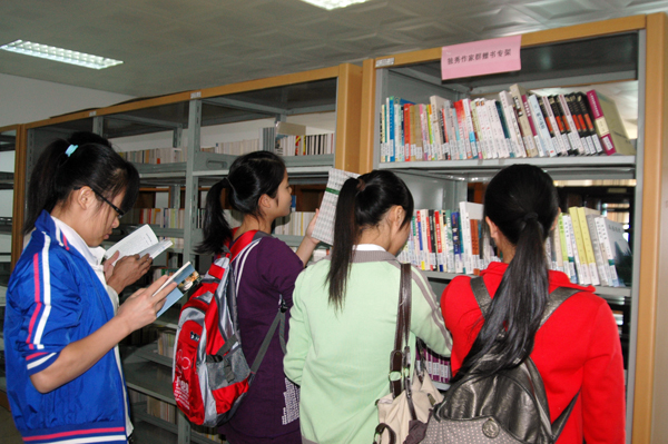 学生们翻阅独秀作家群专架图书
