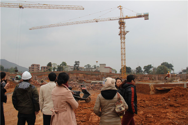 购房户代表在施工现场了解工程建设情况（李华铭摄）