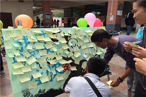 同学们把祝福贴到祝福板上