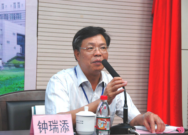 我校副校长钟瑞添主持欢迎仪式
