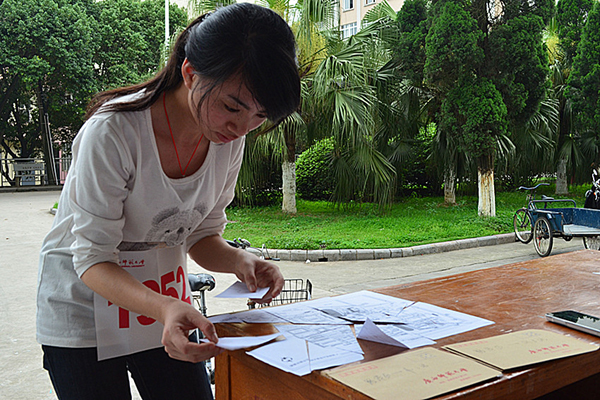 选手认真拼接校园地图