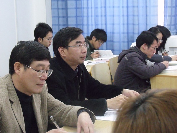 梁宏校长在化学化工学院听课（大学生记者团 邓永霞 摄）