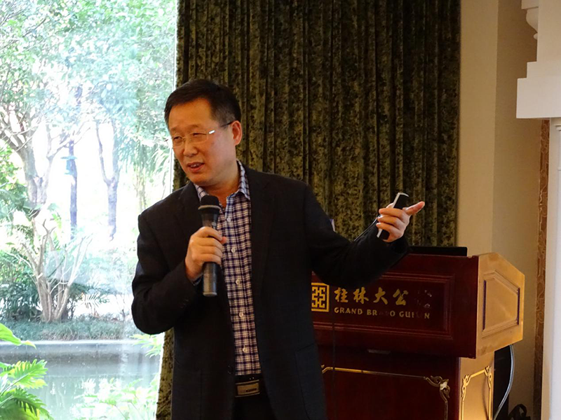 13华中师范大学涂艳国教授作报告.png