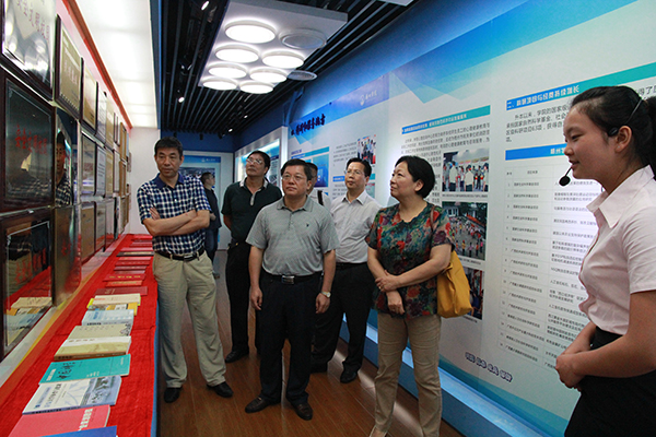 我校代表参观梧州学院校史馆