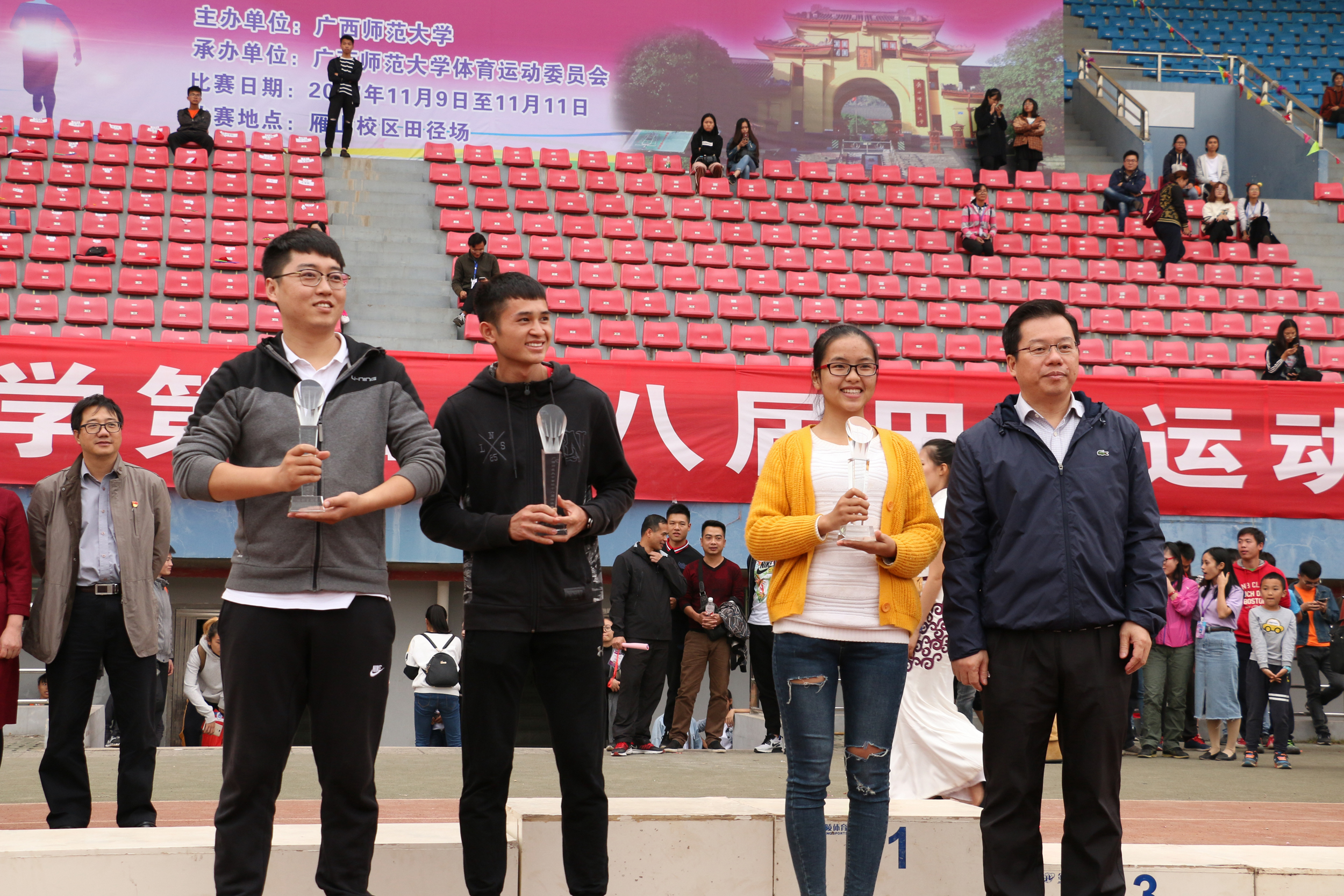 贺祖斌校长为获得突出贡献奖的单位颁奖(大学生通讯社 徐雨桐)9.jpg 贺祖斌校长为获得突出贡献奖的单位颁奖(大学生通讯社 徐雨桐)9.jpg