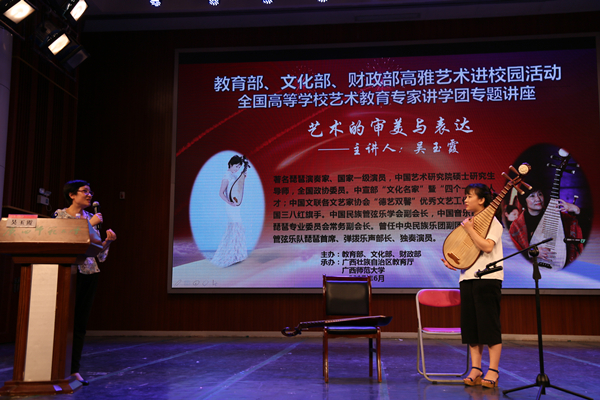 吴教授现场与学生现场互动.jpg