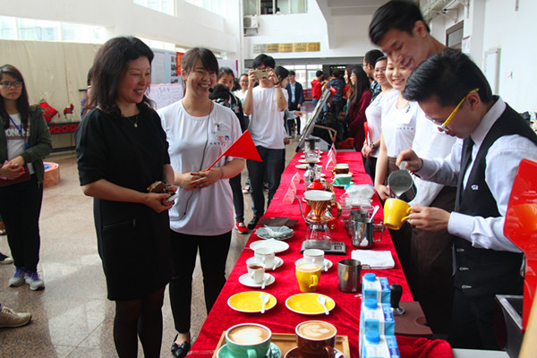 “咖啡侠成长之路”活动，咖啡师进行拉花制作