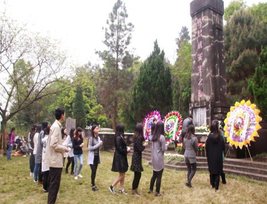 师生代表向马君武校长和马保之先生墓献花