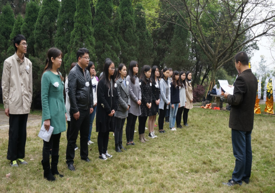 学工部（处）负责老师向同学们介绍马保之先生事迹