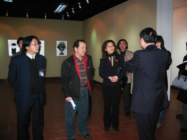 白晓军副校长在美术学院美术馆实地检查。