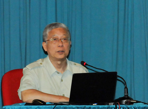 周世光教授在做报告。