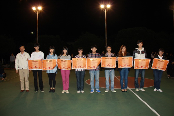 嘉宾与“飞扬职师”科技文化节优秀子活动的组织班级合影