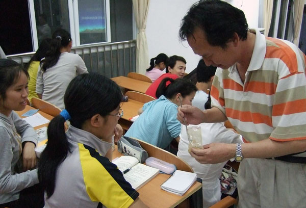 陈全斌老师与学生互动。