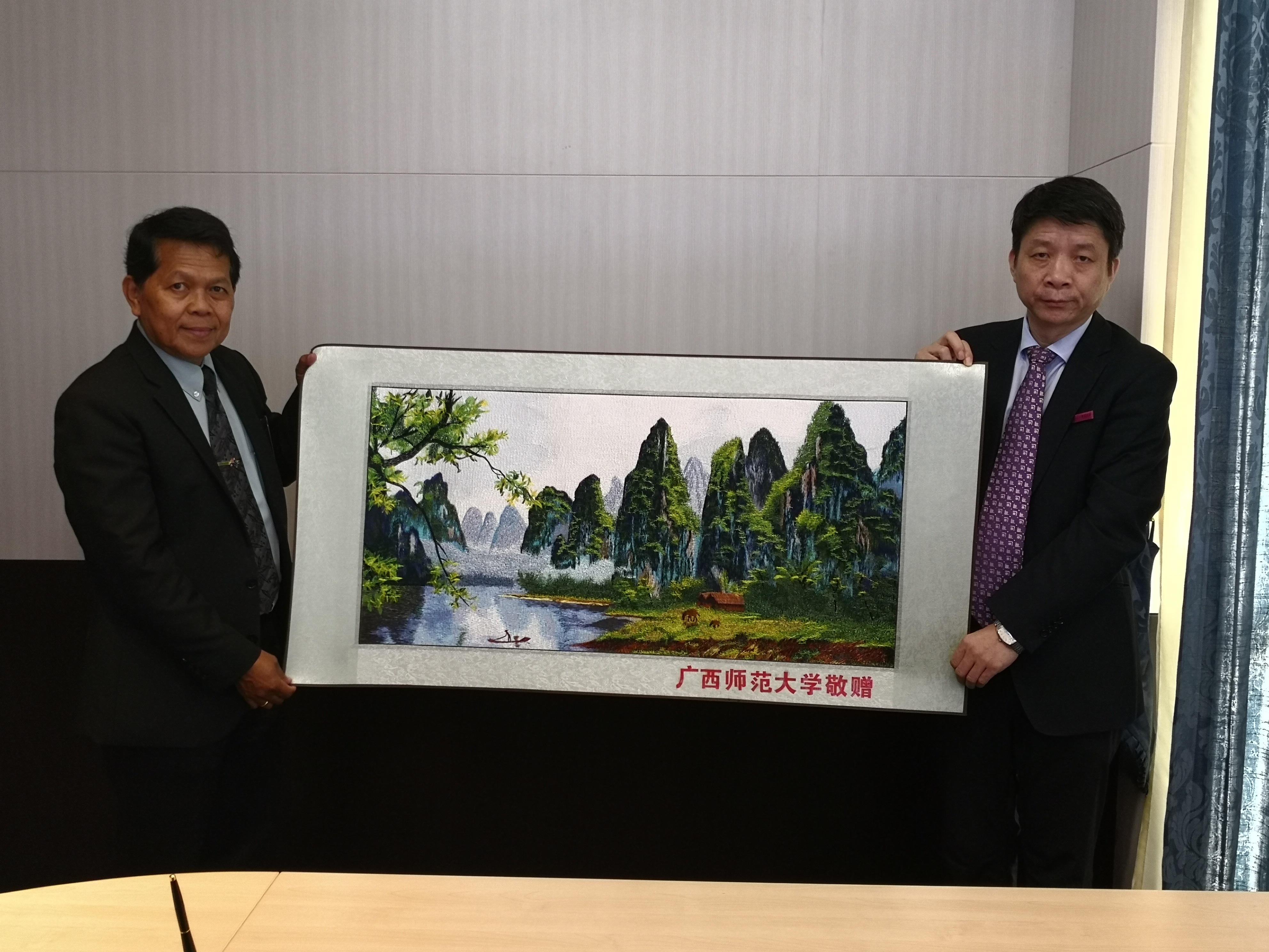 4.孙杰远副校长向庄甲盛皇家大学Rachen Muanchob副校长赠纪念品.jpg