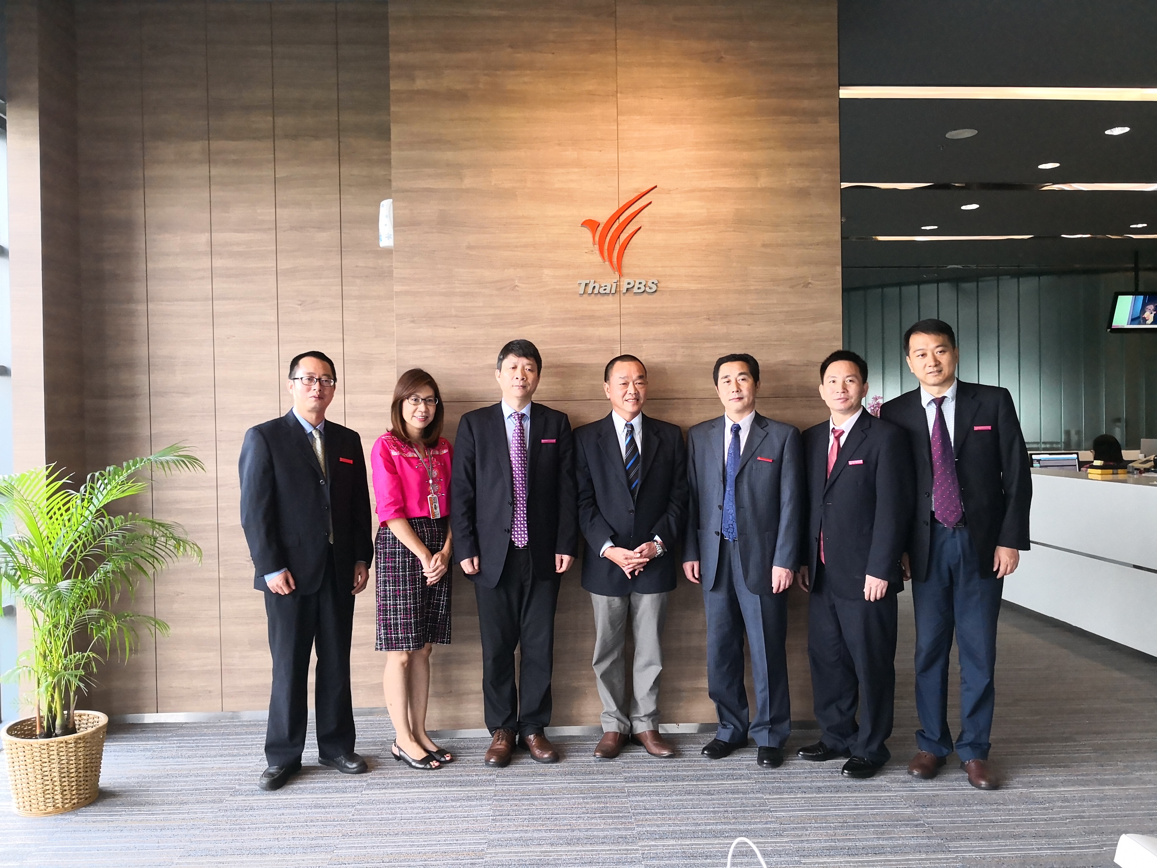 8.代表团访问泰国国家电视台并与Anupong Chaiyariti副台长合合影.jpg