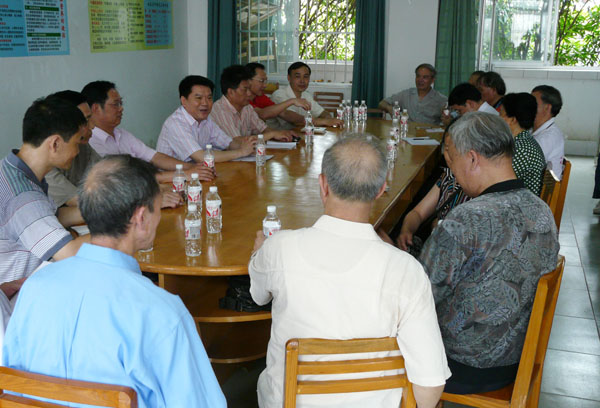 考察团成员在和右江医学院领导和有关人员交流。
