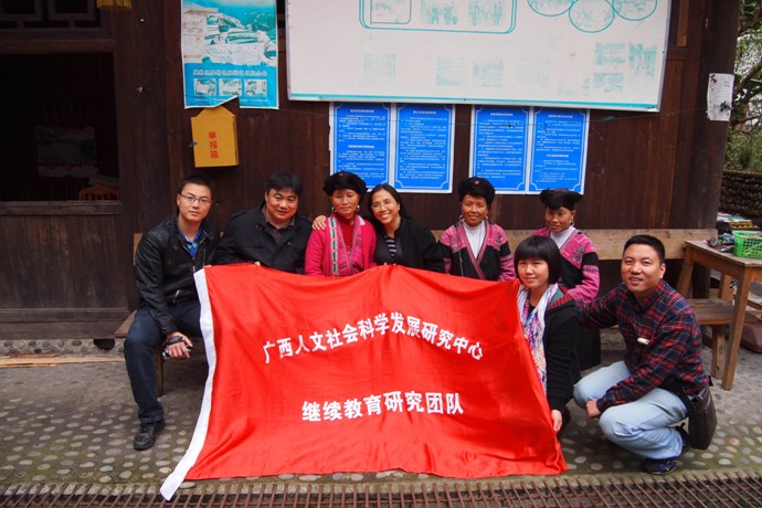 团队成员采访“全国十佳识字女状元”龙胜县和平黄洛瑶族脱盲妇女代表潘继凤（左三）