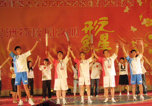 火炬手和护跑手到场传递奥运精神。