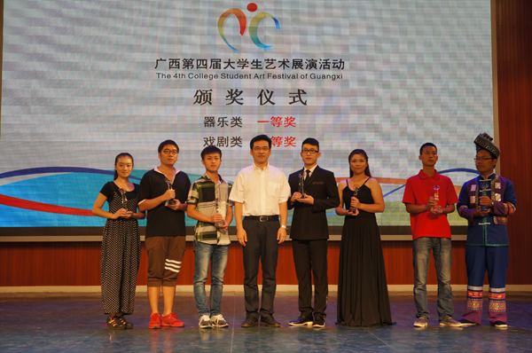 教育厅厅长秦斌给获奖学校颁奖