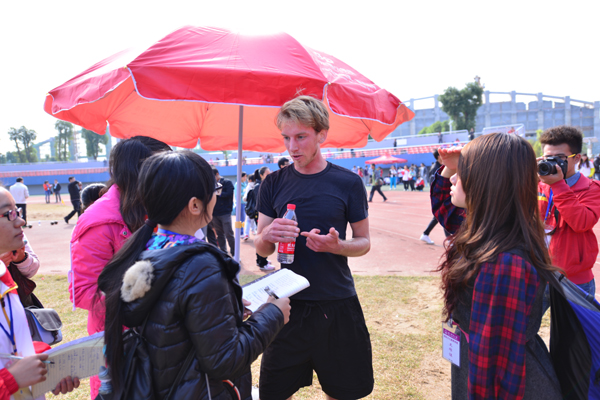 记者采访获得5000米长跑名次获得者留学生安东