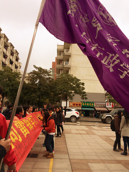 在桃园餐厅前吸引众多同学前来签名