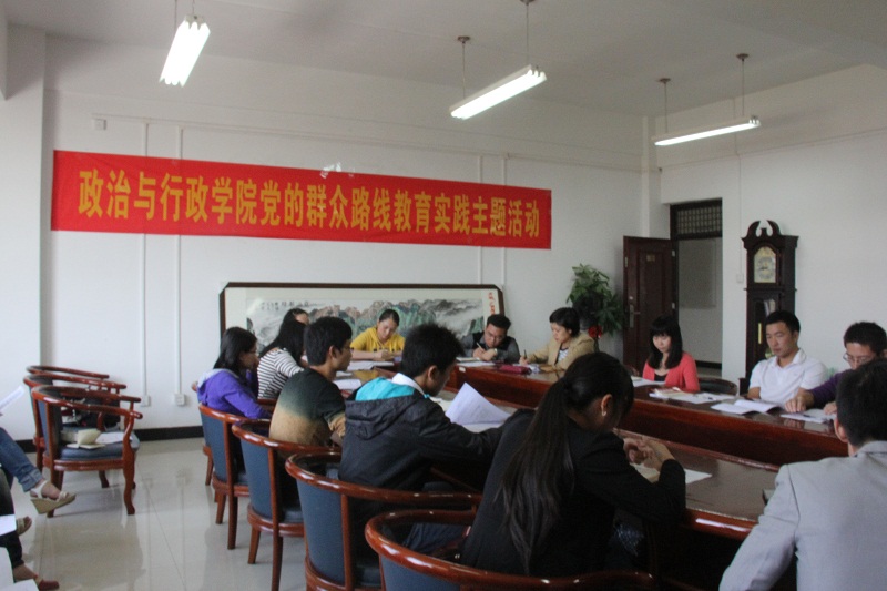 老师们认真记录学生代表们提出的意见和建议