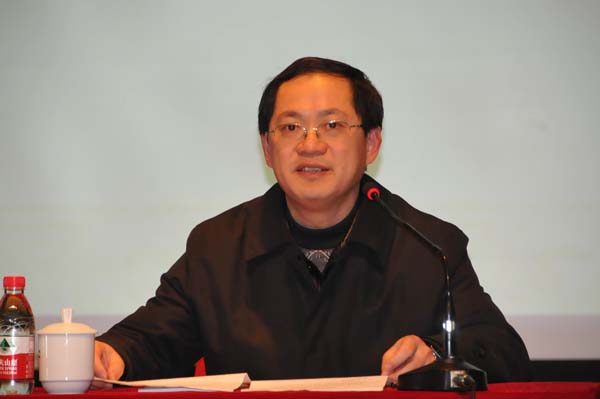唐仁郭副书记主持报告会（宣传部 赵晋凯 摄）