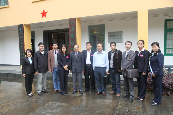 越南社会科学院中国研究院代表团与我校越南研究团队的部分成员合影留念